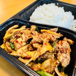 ข้าวผัดพริกแกง หมู ใส่หน่อไม้ ( ข้าวหอมมะลิ )