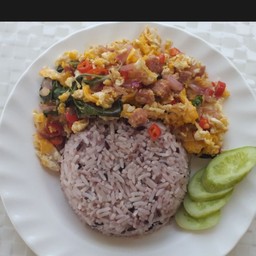 ไข่ขยี้แหนมพริกน้ำปลาราดข้าว