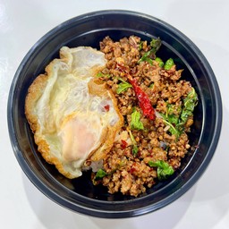 ข้าวกะเพราเนื้อพริกแห้ง (ไม่รวมไข่)