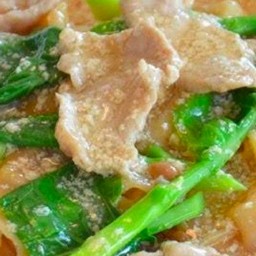 ราดหน้าหมูเส้นใหญ่