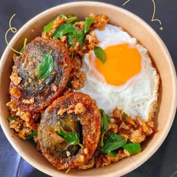 ข้าวกะเพราหมูสับไข่เยี่ยวม้ากรอบ
