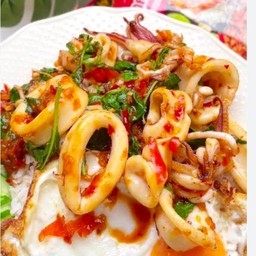 พริกแกงปลาหมึกราดข้าว