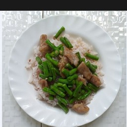 ผัดถั่วฝักยาวราดข้าว