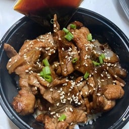 ข้าวหน้าหมูสไลด์ผัดซอสเทริยากิ(ใช้สันคอหมู)