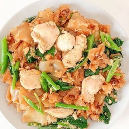 เส้นใหญ่ผัดซีอิ๊วไก่