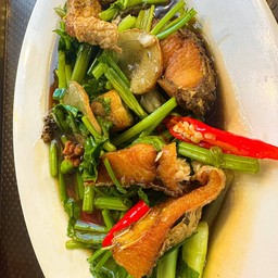 ปลากระพงผัดฉ่า