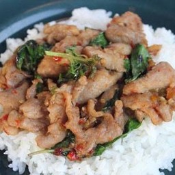 ข้าวกะเพรา (หมูชิ้นแน่นๆ)