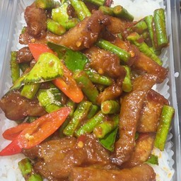 ผัดพริกแกงหมูแดดเดียว