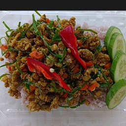 หมูสับคั่วกลิ้งราดข้าว