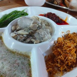 หอยนางรมทรงเครื่อง (พร้อมเครื่องเคียง)