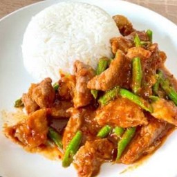 พริกแกงหมูราดข้าว