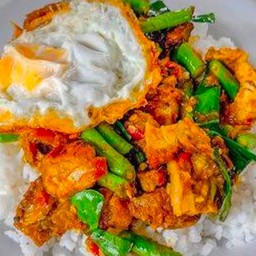 พริกแกงไก่ราดข้าว