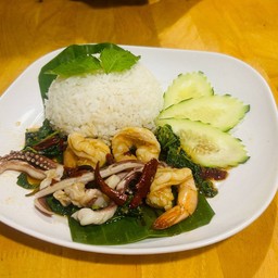 กะเพรา กุ้ง + ปลาหมึก ราดข้าว