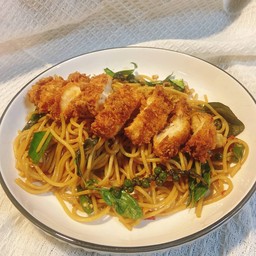 สปาเก็ตตี้ขี้เมาไก่กรอบ