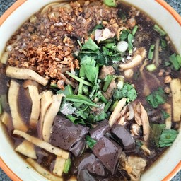 ก๋วยจั๊บ ตีนไก่ + หมูยอ+เลือด