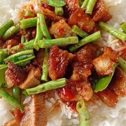 พริกแกงถั่วหมูกรอบ