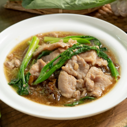 ราดหน้าหมู หรือ ไก่