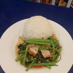 ข้าวผักบุ้งหมูกรอบ