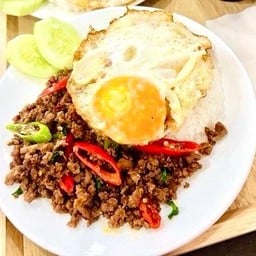 ข้าวกะเพราเนื้อ+ไข่ดาว (ข้าวญี่ปุ่น)
