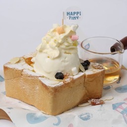 ฮันนี่โทส เสริฟ์พร้อมไอศกรีม. Honey Toast With Ice-Cream