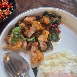 ข้าวผัดกระเพราหมูกรอบ