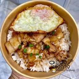 ข้าวหน้าหมูสามชั้นผัดกระเทียม