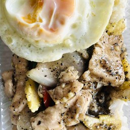 ไก่ผัดกระเทียมพริกไทยดำราดข้าว