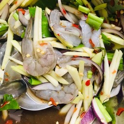 ยำกุ้งสดมะม่วง