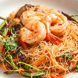 เส้นหมี่ขาวผัดกระเฉดกุ้ง