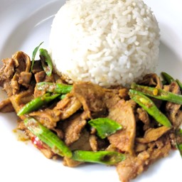 เป็ดผัดพริกแกงใต้ราดข้าว (เผ็ด)