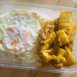 ข้าวเครื่องแกงหมู+ ไข่ดาว