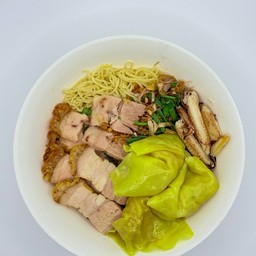 บะหมี่เกี๊ยวปู+หมูกรอบ