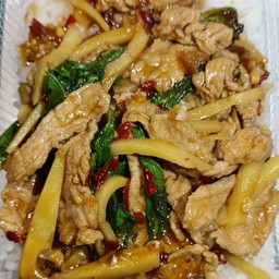 ข้าวราดกะเพราหมูชิ้นหน่อไม้