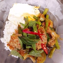 แกงเผ็ดหมูใส่มะเขือ+ไข่ดาว