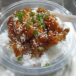 ข้าวไก่ทอดซอสกระเทียม