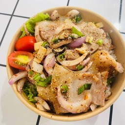 ข้าวน้ำตกหมูสามชั้นย่าง