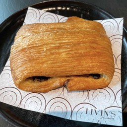 CHOCOLATE CHIP & PASTRY CREAM PAIN SUISSE