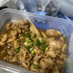 ข้าวหน้า ไก่ผัดกระเทียมพริกไทย