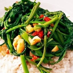 ข้าวราดผัดผักบุ้งไฟแดง +ไข่ไก่ดาว