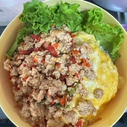 น้องไข่ข้นละมุนกับกะเพราจัดจ้าน(ข้าวกล่องHAPPY)