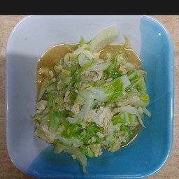 กะหล่ำปลีผัดไข่ราดข้าว