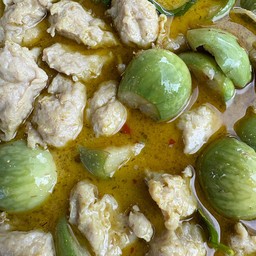 แกงเขียวหวาน ลูกชิ้นปลากราย มะเขือ