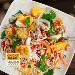 ยำมาม่าไข่ดาวกรอบ