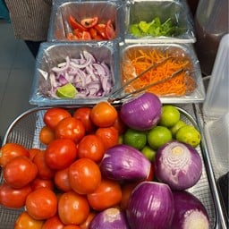 ยำแซ่บแสบปาก ตลาดคุณยิ้ม