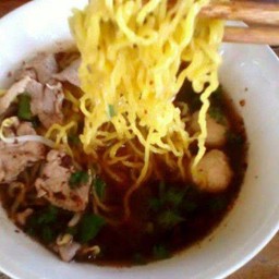 เส้นบะหมี่หมูตุ๋นน้ำตก