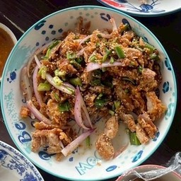 ข้าวยำไก่แซ่บใช้มะนาวสด