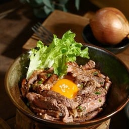 ข้าวหน้าหมูย่างไข่แดง จิ้มแจ่ว