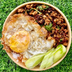 ข้าวกะเพราหมูสับพริกแห้ง ฟรีไข่ดาว