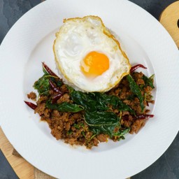 ข้าวผัดกะเพราเนื้อออสซี่พริกแห้ง+ไข่ดาว