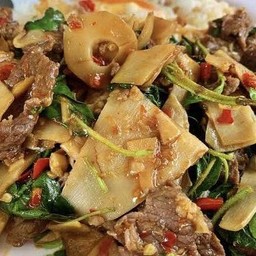 ข้าว..กะเพราเนื้อหน่อไม้ดอง